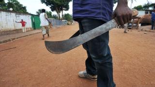 Кърваво: Братя хванаха майка си на калъп с любовника, извадиха мачетета и...