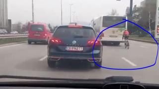 Мрежата гледа и се чуди: Какви ги върши тоя на столичното Цариградско СНИМКИ