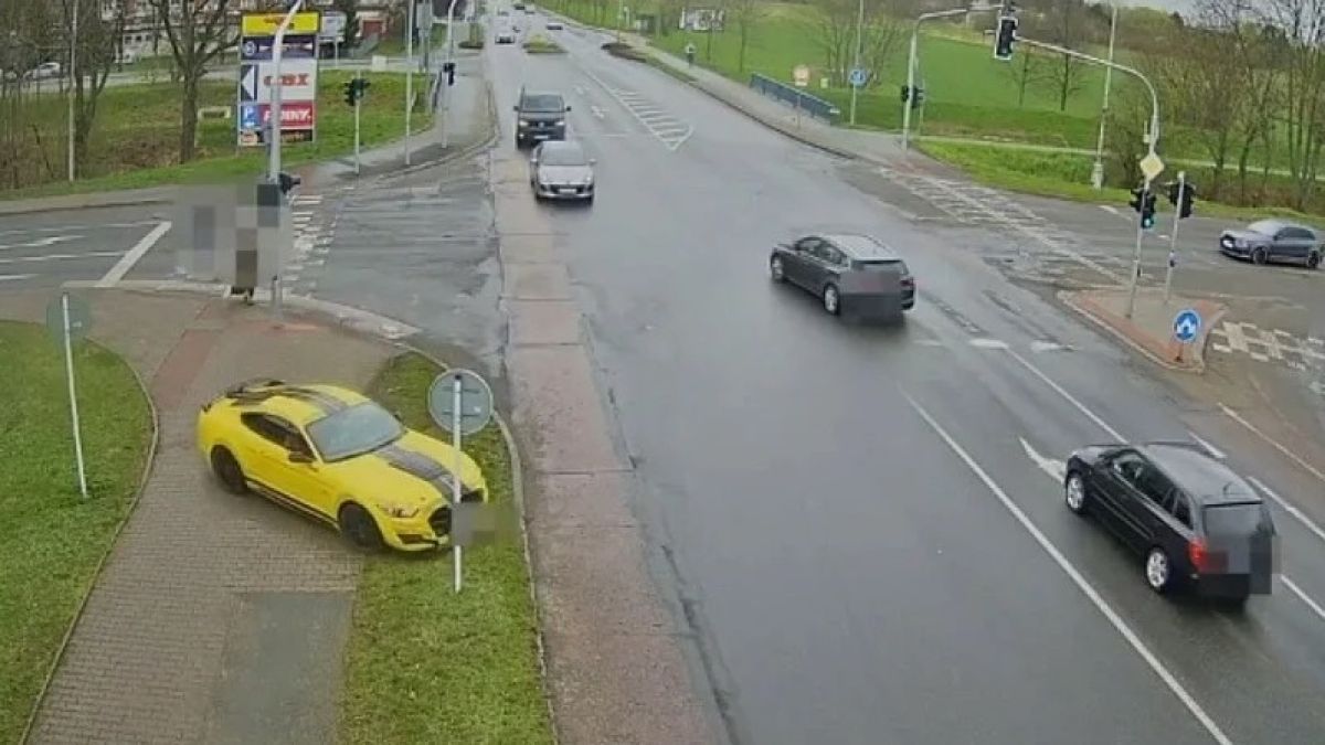 Зрелищни ВИДЕА: Шофьор форсира Ford Mustang и направи голяма глупост