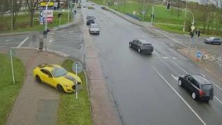 Зрелищни ВИДЕА: Шофьор форсира Ford Mustang и направи голяма глупост