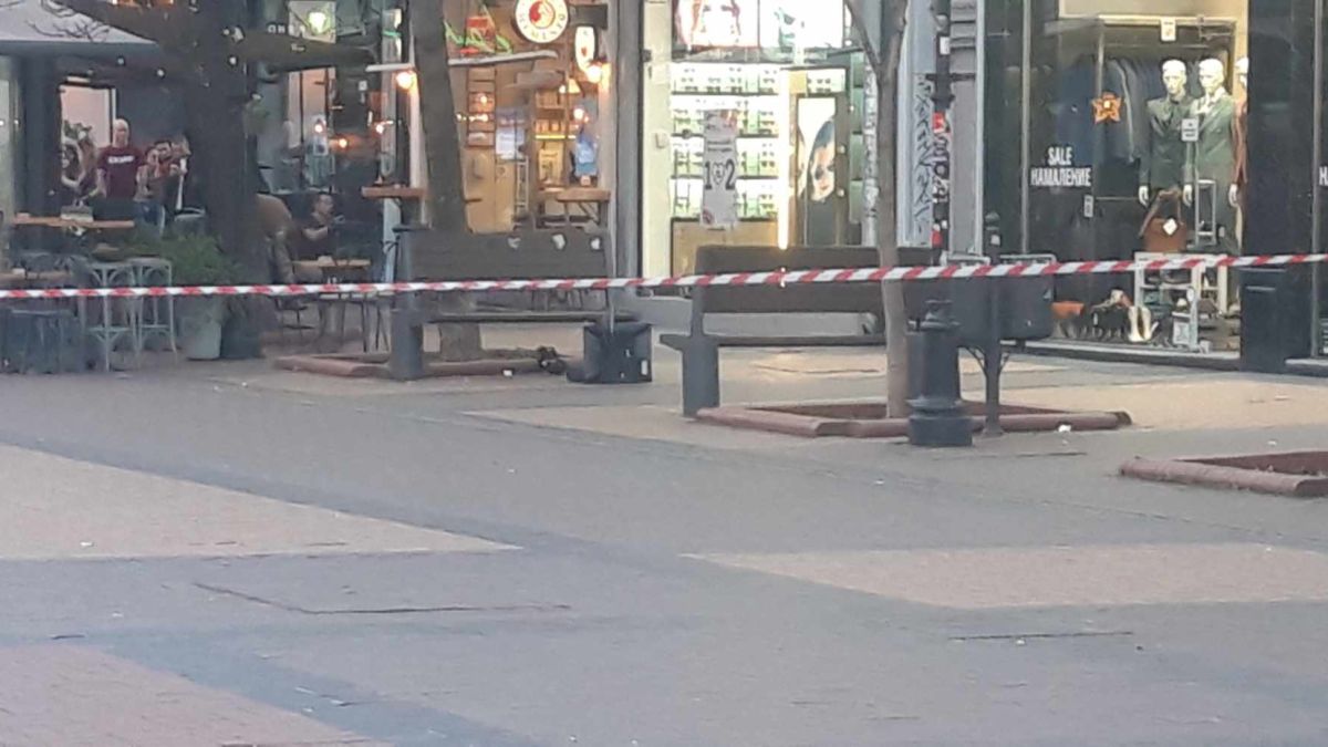 Първо в БЛИЦ! Паника на "Витошка" в София, евакуират хора СНИМКИ