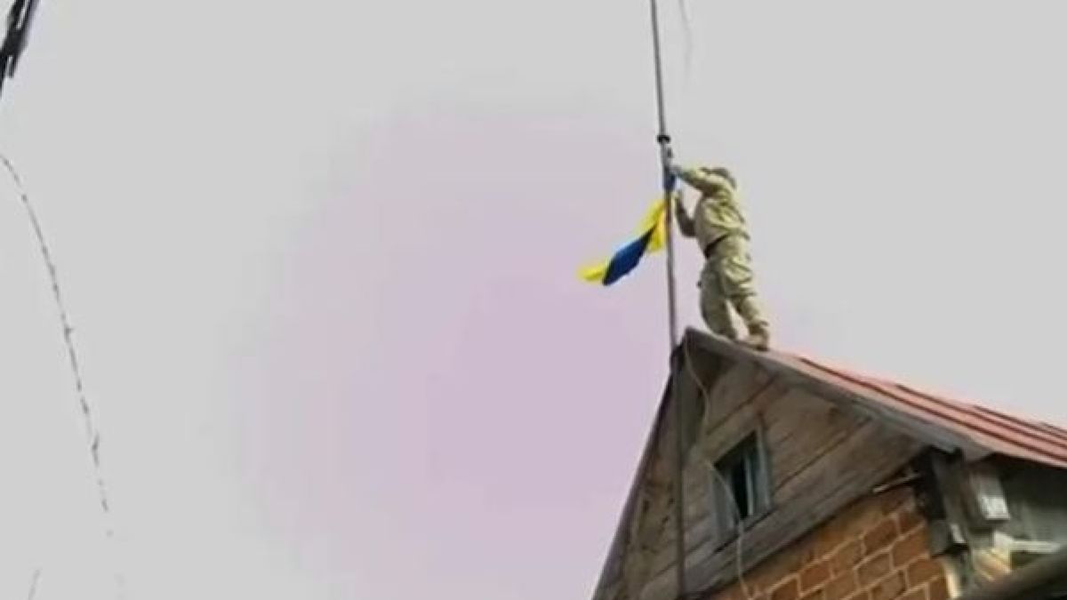 Лондон съобщи за малък напредък на руските войски, а в същото време украинците развяха знамена до границата ВИДЕО