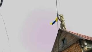 Лондон съобщи за малък напредък на руските войски, а в същото време украинците развяха знамена до границата ВИДЕО