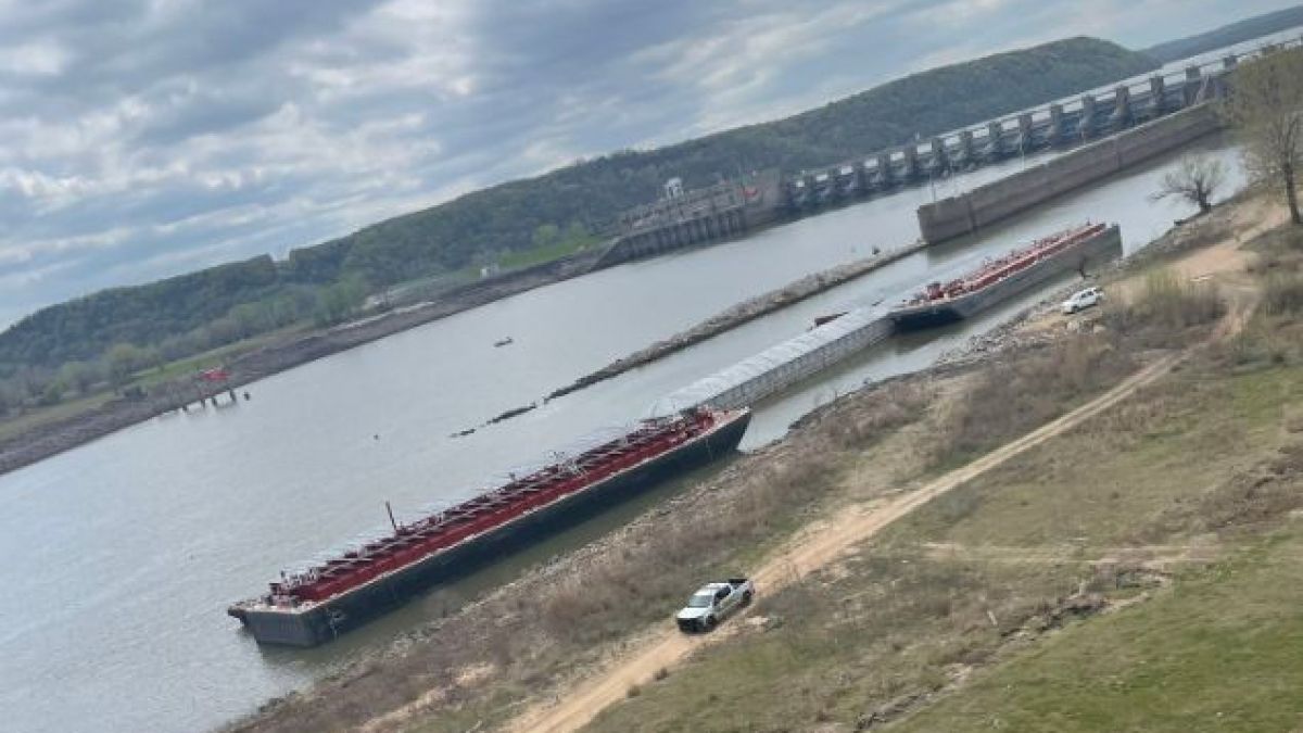 Какво им става на американците? Нов кораб се удари в мост ВИДЕО