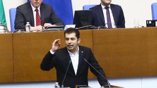 Проста математика и лампи: Петков втрещи с думи за скандала "Корал"