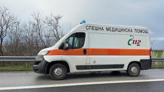 Извънредно! ТИР отнесе ученически автобус в Свищов, има ранени СНИМКА