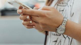 Шокиращо: Учител подарява на ученички секс играчки, изпраща им свои голи снимки