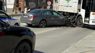 Такова меле в София не сте виждали: В какво се блъсна гъзарски мерцедес? СНИМКИ