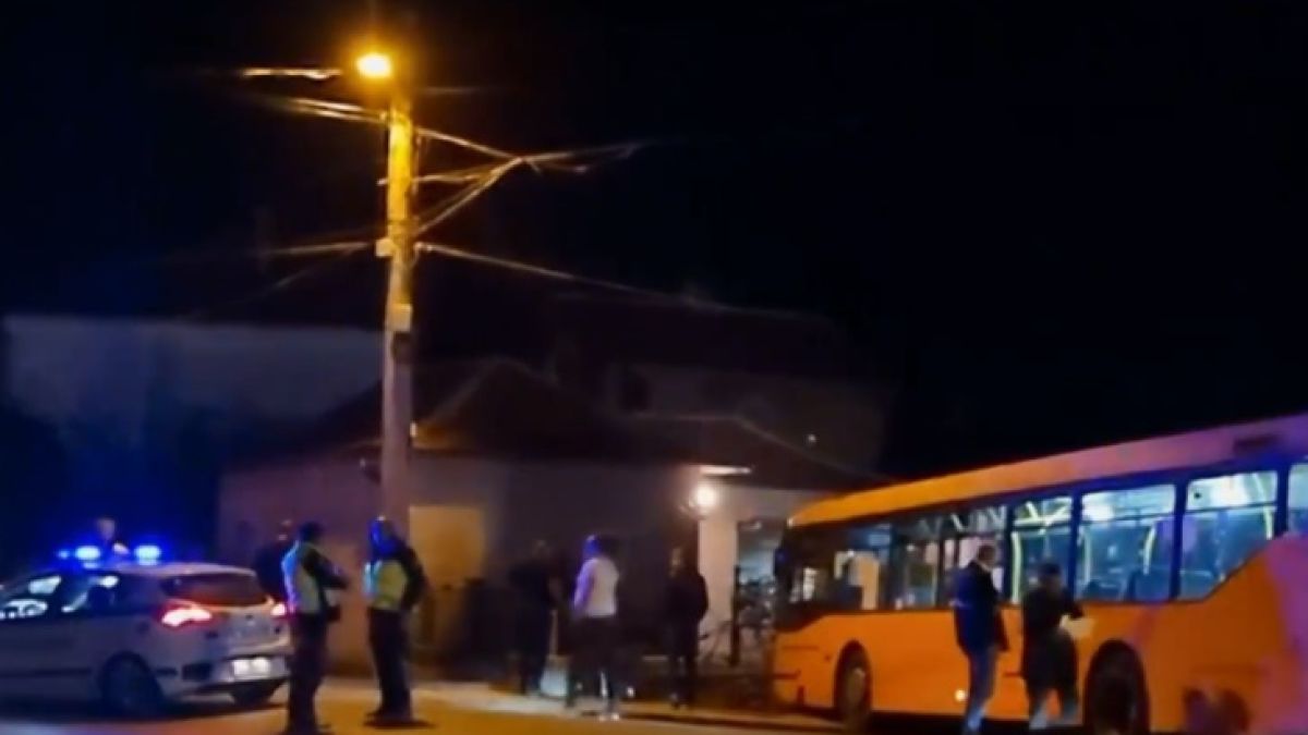 Инцидент по тъмно: Автобус на градския транспорт в се вряза в сграда в Нови Искър ВИДЕО