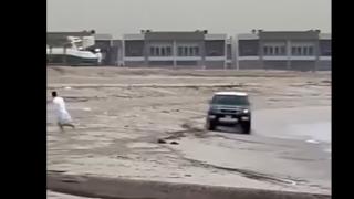 Зрелищни ВИДЕА: Шофьор с джип реши да се изфука на плажа и съжали жестоко