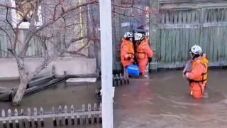 Евакуират 11 000 души заради спуканата язовирна стена в Русия ВИДЕО