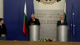 Денков шашардиса Мария Габриел на изпроводяк, уж трябваше да се ръкуват, а той направо... СНИМКИ