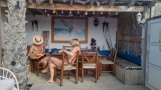 Жена обърна къщата си на нуди курорт, посреща гости гола 18+