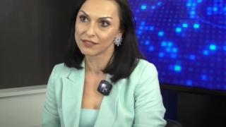 Тази красавица е известна родна бизнесдама и предлага работа на 20 000 души, а желаещи няма ВИДЕО
