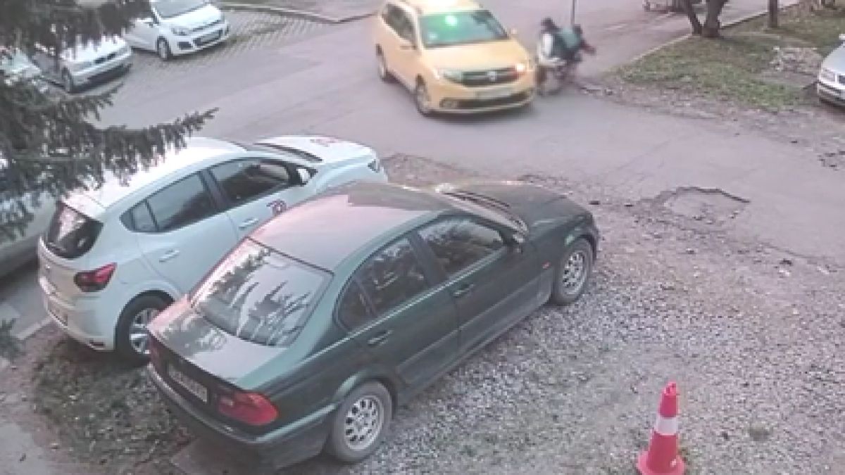 Бакшиш помете майка с дете на метри от столично школо и... ВИДЕО