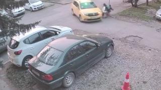Бакшиш помете майка с дете на метри от столично школо и... ВИДЕО
