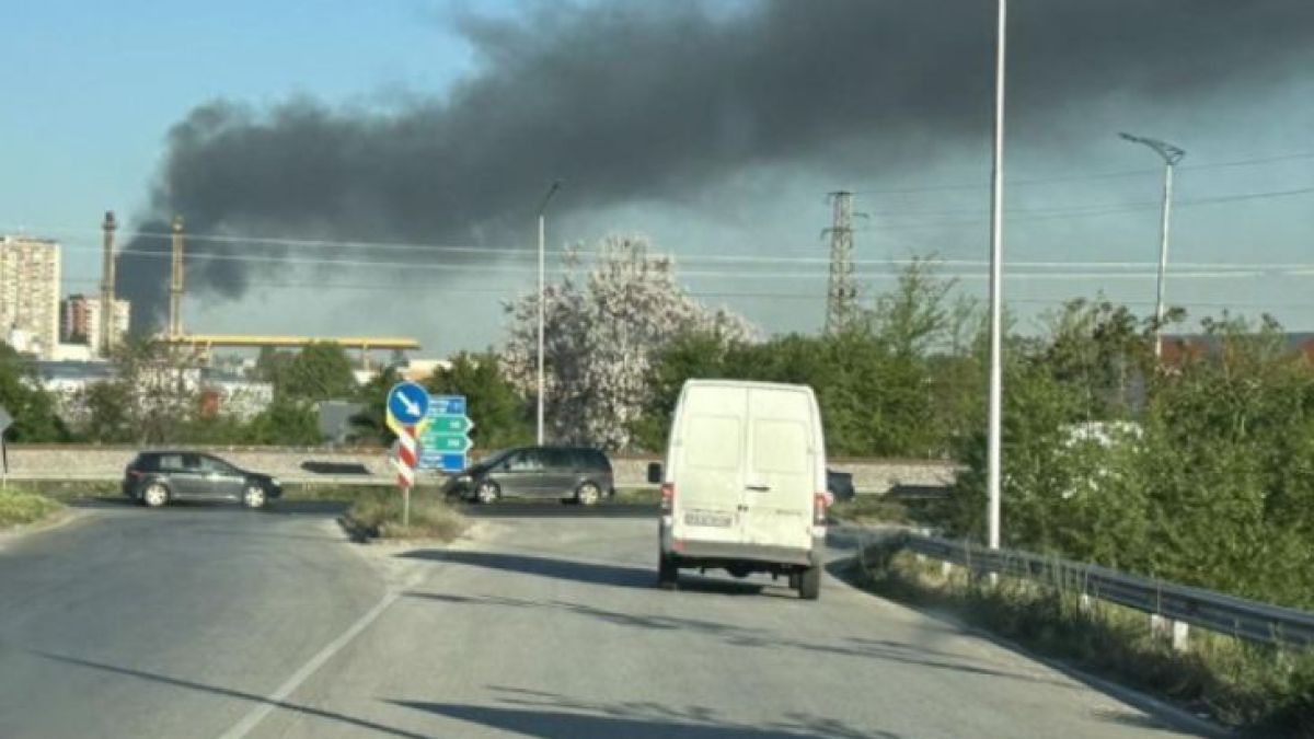 Паника: Черен дим обгазява Пловдив, стеле се над... 