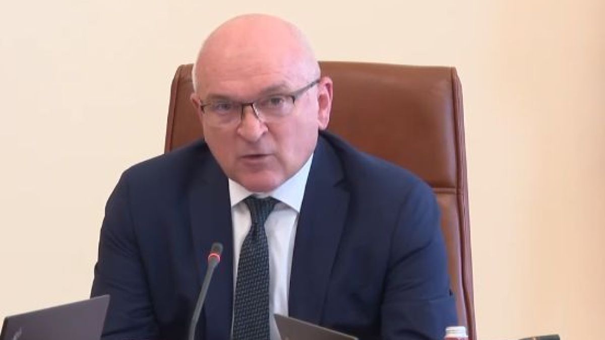 Главчев дебютира с люта закана и удари по масата СНИМКИ