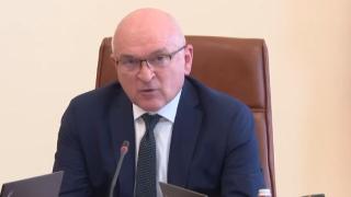 Главчев дебютира с люта закана и удари по масата СНИМКИ