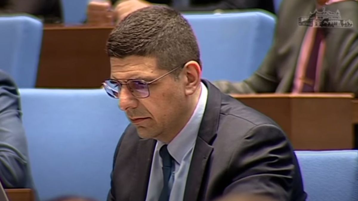 Парламентът не е хавайски плаж за лоши момчета с пура и лаптоп