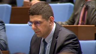 Парламентът не е хавайски плаж за лоши момчета с пура и лаптоп