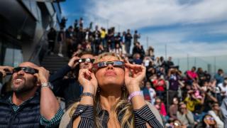 Не се хващайте! Мрежата се напълни със затъмнения менте ВИДЕО