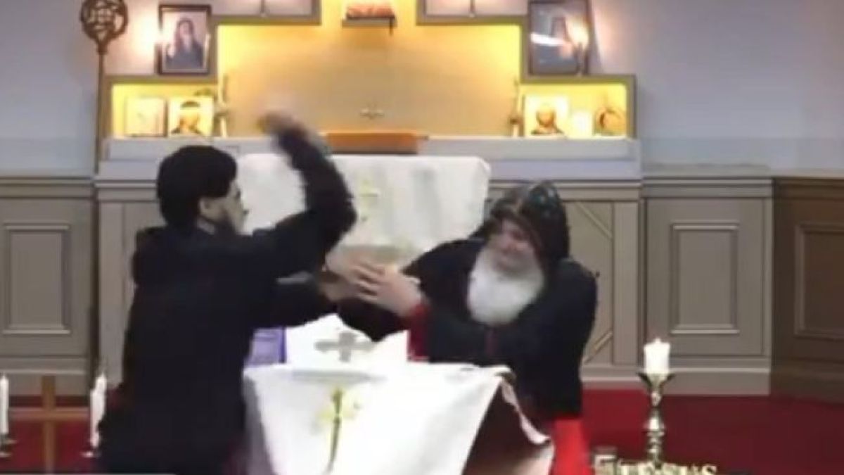 Нов ужас в Сидни! Наръгаха свещеник докато отслужва литургия на живо ВИДЕО 18+