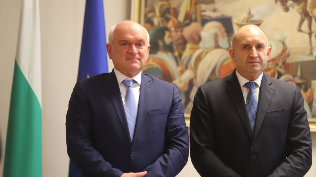 Всички гледат към Радев и чакат...