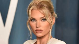 Бивш "ангел" на Victoria's Secret се показа по голи гърди от плажа ВИДЕО 18+