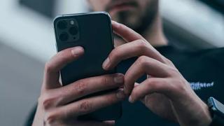 Мъж погледна в телефона на съпругата си и реши да се разведе след 10 г. брак