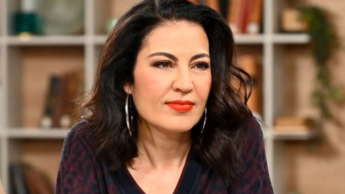 Деси Стоянова изчезна от bTV и показа стара СНИМКА, на която...
