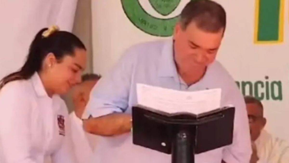 Куриозно ВИДЕО: Панталоните на кмет паднаха по време на реч