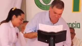 Куриозно ВИДЕО: Панталоните на кмет паднаха по време на реч
