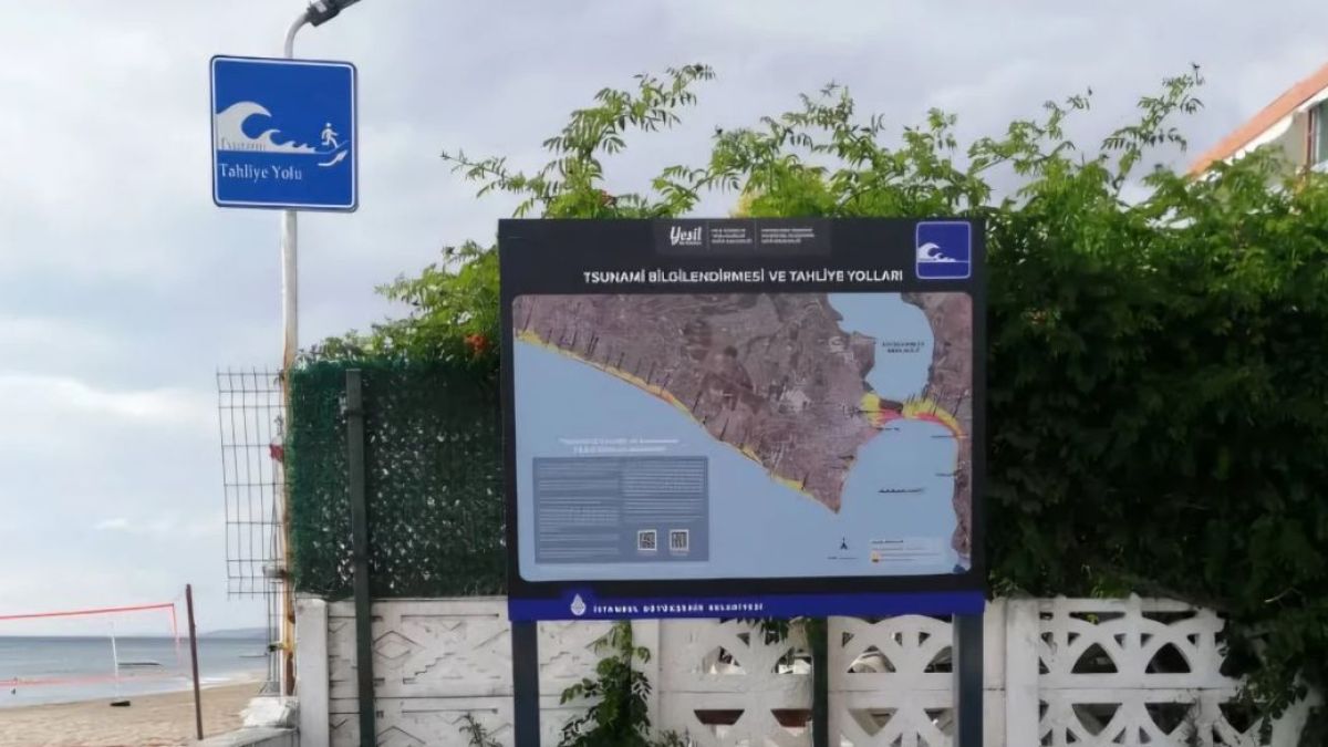 Апокалипсис: 5-метрови вълни заливат Истанбул след земетресение от 7,5 СНИМКИ