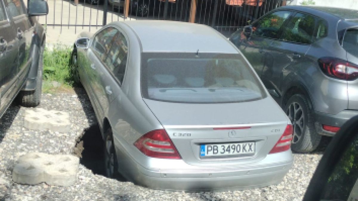 Земята в Пловдив започна да гълта автомобили, гъзар с Мерцедес пропищя СНИМКИ