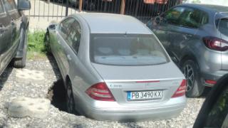Земята в Пловдив започна да гълта автомобили, гъзар с Мерцедес пропищя СНИМКИ