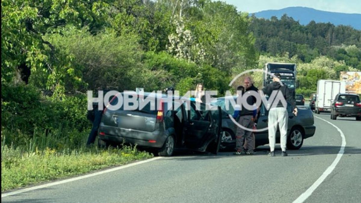 Страшни СНИМКИ: Писъци и куп ранени при челно меле в Старозагорско