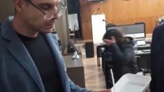 Жена влетя с пълна чанта с храна в заседателната зала на ОбС Дупница, разплака се и...