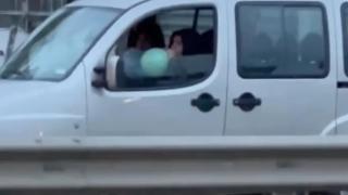 Копаем дъното: Млади хора смучат балони с газ, докато шофират ВИДЕО