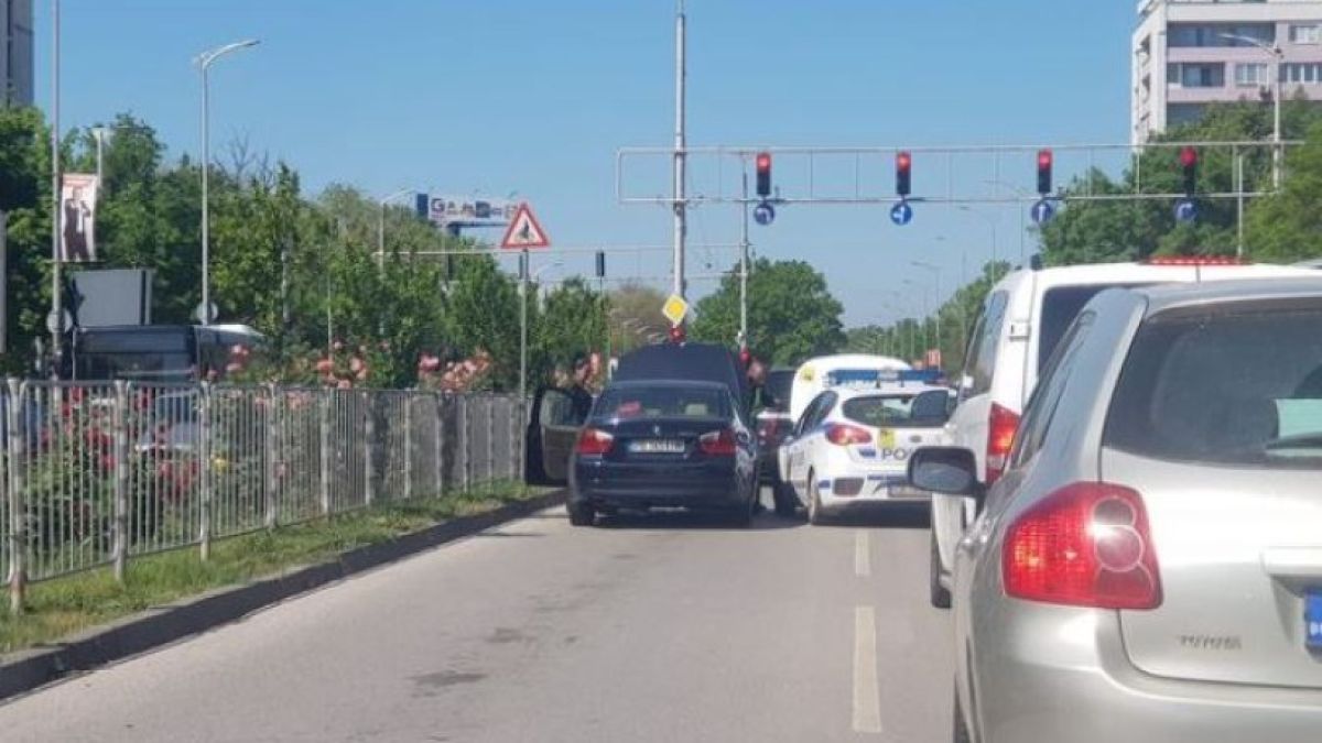 Цял Пловдив говори за тези полицаи, които насред оживено кръстовище... СНИМКА