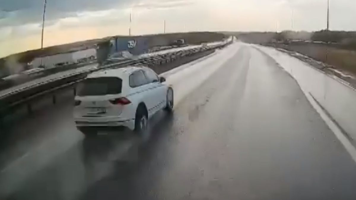 Зрелищни ВИДЕА: Вижте ужасяващите последствия от аквапланинг на пътя
