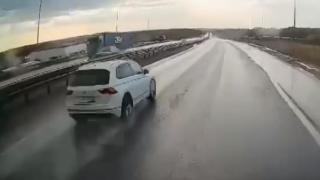 Зрелищни ВИДЕА: Вижте ужасяващите последствия от аквапланинг на пътя