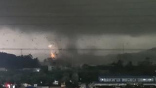 Черно небе и отломки във въздуха - мощно торнадо помля Южен Китай ВИДЕО