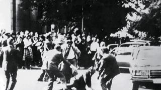 20-г. Цветан накара Тато да лази пред тълпата, а Мара Петолевката...