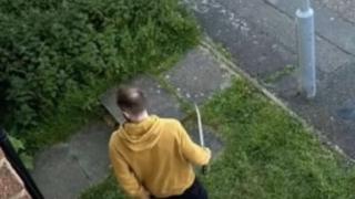 Писъци и кръв в Лондон, мъж с мачете напада наред ВИДЕО 