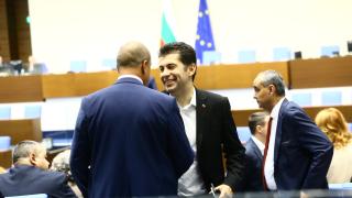 Кирил Петков лъсна на ВИДЕО от скандална вечеринка, ето я компанията