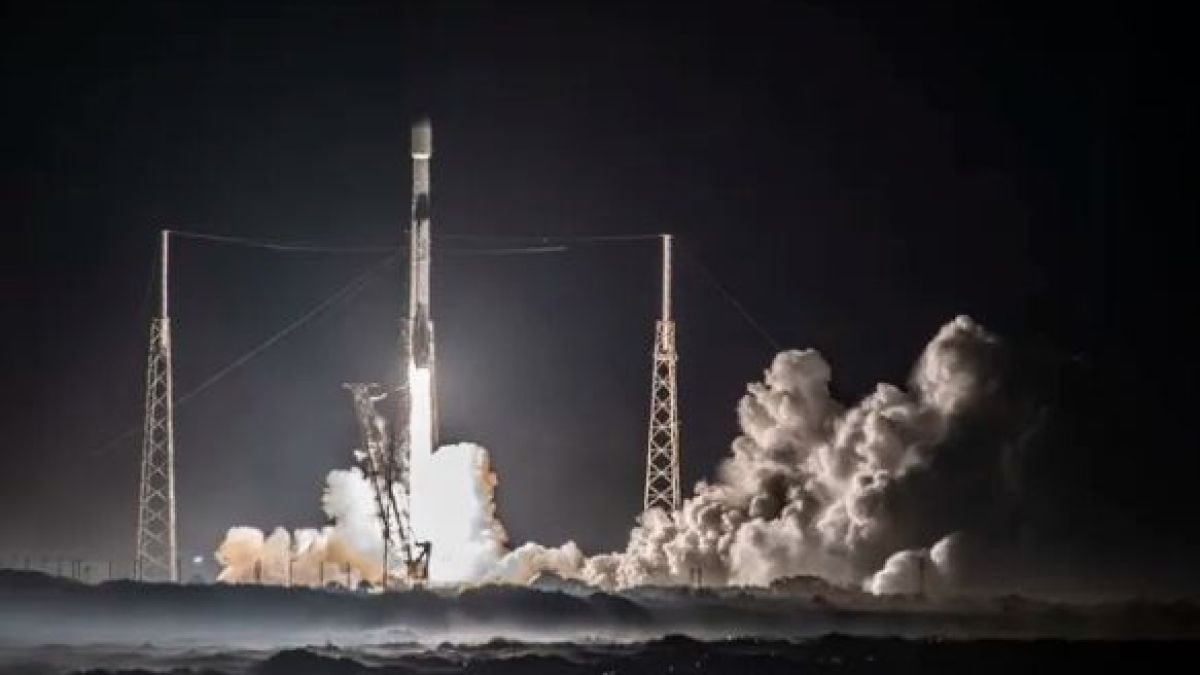 SpaceX призна, че отломките от спътници Starlink може да паднат върху главите на хората