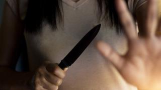 Семейно клане потресе голям наш град: Пияна хвана нож и надупчи съпруга си
