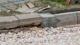 Бай Ганьо блесна с инженерна мисъл, превърна тротоар в посмешище СНИМКА