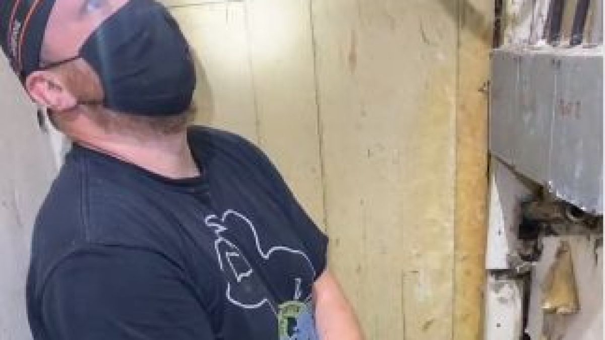 Двойка ремонтираше къщата си и внезапно направи шокиращо откритие ВИДЕО